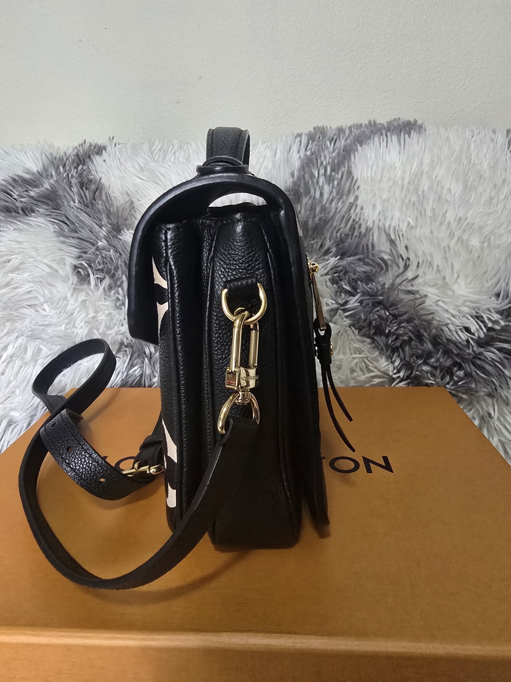 Louis Vuitton Black & WhiteCream Monogram Pochette Metis Shoulder Bag -pre Owned - Picture 2 of 13